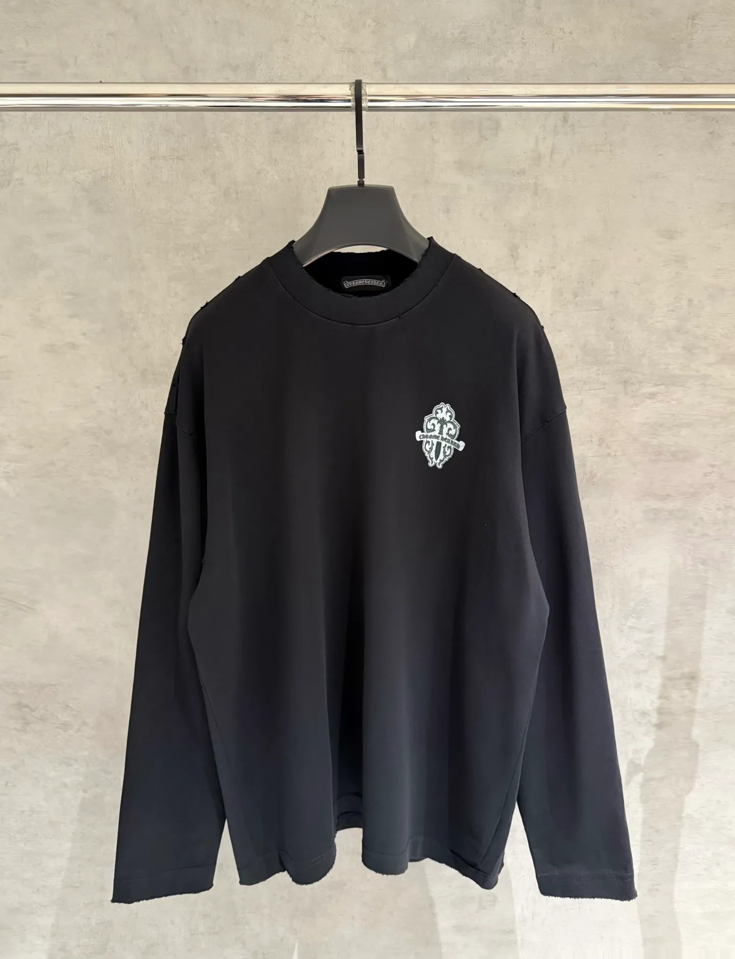 🅿️330 [Strict quality control] CH Crow's popular heavyweight long-sleeved sweatshirt T-shirt. Heavy 340g double yarn fabric. Digital direct printing on the front and back. Wash the whole garment twice. Frayed and torn on all four sides. Heavy fabric. The neckline is made of icy Salona. Loose fit. Deep, wide and stylish. No deformation or shrinkage. 2 colors: black and white. Size: M-2xl